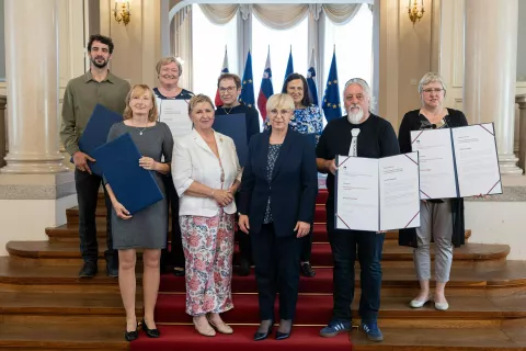 Predsednica države Nataša Pirc Musar s prejemniki priznanj / Foto: Bor Slana/STA
