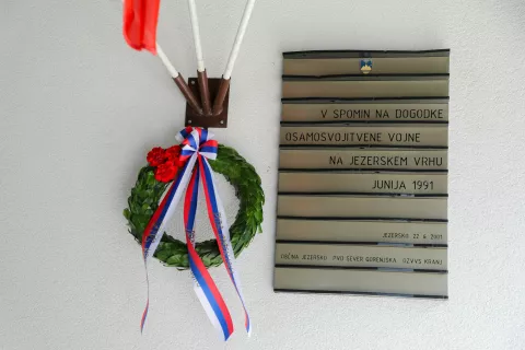 Tradicionalna spominska slovesnost na Jezerskem vrhu bo jutri, v soboto, 28. junija, ob 11. uri. / Foto: Tina Dokl