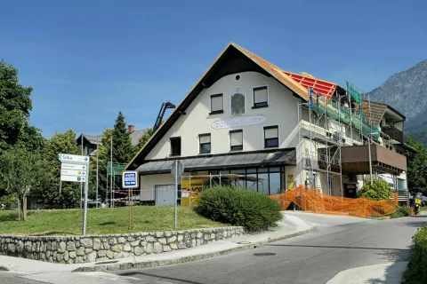 V Preddvoru obnavljajo gasilski dom. / Foto: Alenka Brun