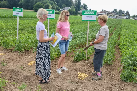 petindvajseti Dan polja Kmetijsko gozdarski zavod Kranj, semenarska hiša Agrosaat in kmetija Poličar s Police pri Naklem na fotografiji z leve Petra Marko, Tina Dinghauser in Marija Kalan KGZ Gorenjska / Foto: Tina Dokl