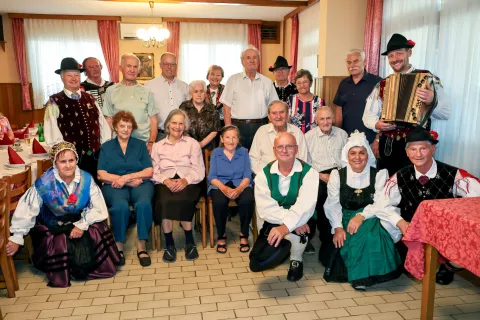 srečanje jubilantov z županom Ivan Meglič občina Naklo na fotografiji sedijo z leve proti desni Zofija Ravnihar, Marija Kozina, Marija Mohorič, Stanko Košnik, Stanislav Balantič, zadaj stojijo Miroslav Poličar, Ivan Meglič župan, Terezija Uranič najstarejša, Alojz Stopar, Angela Begelj, Jože Kajin predsednik DU / Foto: Tina Dokl