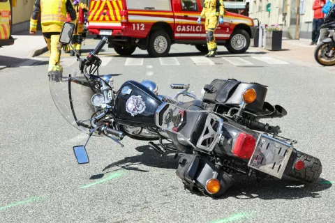 simbolična motorist motor policija policist gasilec gasilci prometna nesreča reševalci reševalec rešilec intervencija poligon varna vožnja motor Preddvor / Foto: Tina Dokl