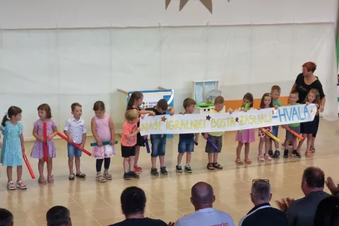 Otroci iz vrtca Zala so se vsem, ki so sodelovali pi obnovi prostorov v vrtcu in šoli, na prikupen način zahvalili za opravljeno delo. / Foto: Mateja Rant