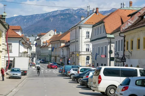 Strategija pozornost namenja umiritvi prometa in izboljšanju dostopnosti do osnovnih storitev. / Foto: Nik Bertoncelj