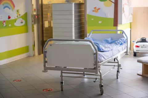 Simbolična fotografija bolniška postelja v bolnišnici na pediatričnem oddelku / Foto: Nik Bertoncelj