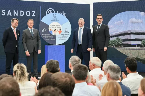 polaganje temeljni kamen za najsodobnejša proizvodnja podobna biološka zdravila Sandoz Lek Brnik na fotografiji z leve Richard Saynor glavni izvršni direktor Sandoz, dr Robert Golob predsednik vlade RS, dr. Glenn A. Gerecke globalni vodja proizvodnje in oskrbe Sandoz, Gregor Makuc glavni izvršni direktor Lek in predsednik Sandoz Slovenija / Foto: Tina Dokl