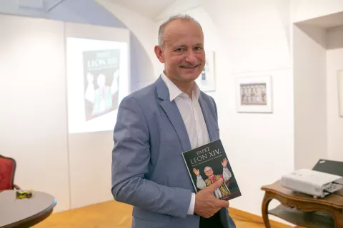 Jesús Colina, novinarski strokovnjak in dober poznavalec Cerkve, s svojo knjigo o papežu Leonu XIV. / Foto: Matic Zorman