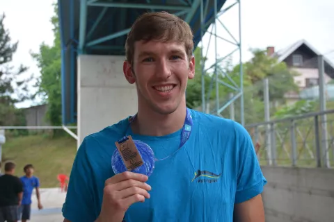 Sašo Boškan je ponosno pokazal bronasto medaljo, svojo prvo z mednarodnih tekmovanj. / Foto: Maja Bertoncelj