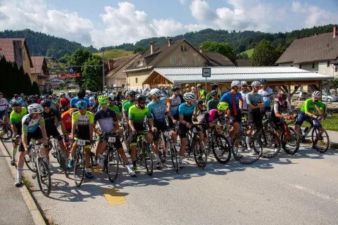 Iz Poljan na Stari vrh je kolesarilo 133 kolesark in kolesarjev / Foto: Miha Prijatelj