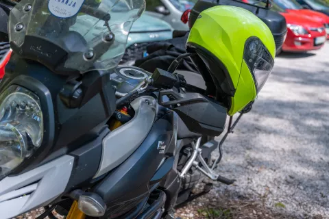 Simbolična fotografija motorno kolo in čelada / Foto: Nik Bertoncelj