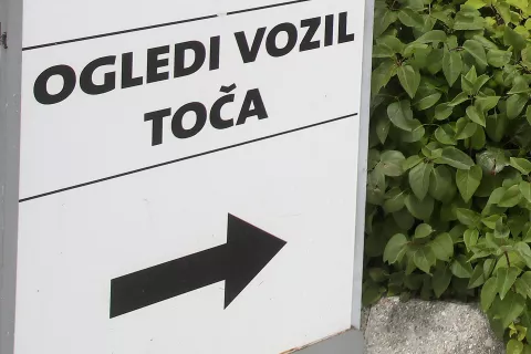 neurje toča poškodovani avtomobili mobilni center za ocenitev škod Radovljica zavarovalnica Triglav / Foto: Gorazd Kavčič