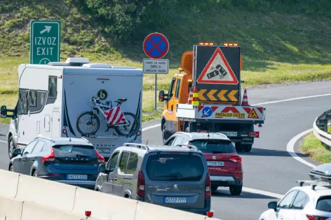 Prometna nesreča uvoz / izvoz avtocesta Hrušica Karavanke JesenicePrometni zastoj avtocesta Jesenice Karavanke Hrušica / Foto: Nik Bertoncelj