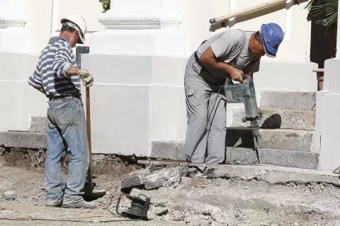 delavci gradnja tuja delovna sila delavski razred gradnja izkoriščanje čelada varnost pri delu sindikat / Foto: Gorazd Kavčič