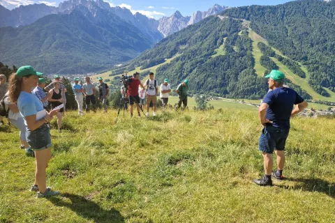 Zbrani na pašniku Medvejek, Marjan Cuznar (na desni) / Foto: Suzana P. Kovačič