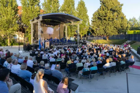 Danes bo na prireditvenem prostoru pri Tržnici Medvode slavnostna seja občinskega sveta Občine Medvode s podelitvijo priznanj. / Foto: Peter Košenina