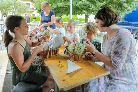62 čipkarski dnevi v Železnikih na fotografiji klekljarska ustavarjalnica za otroke Lipa zelenela je / Foto: Tina Dokl
