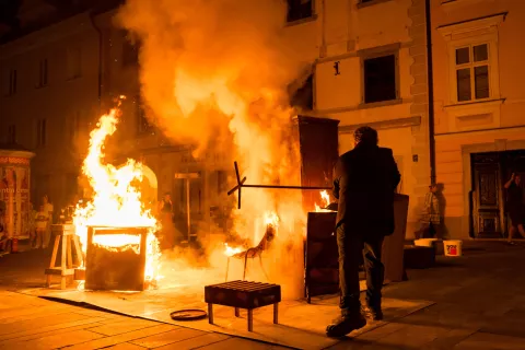  Mednarodni festival Ana Desetnica z ognjeno predstavo Trol iz KD Priden možic pri nastopu v Kranju / Foto: Primož Pičulin
