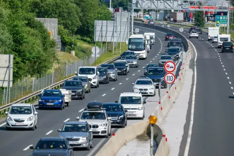 Prometni zastoj avtocesta Jesenice Karavanke Hrušica / Foto: Nik Bertoncelj