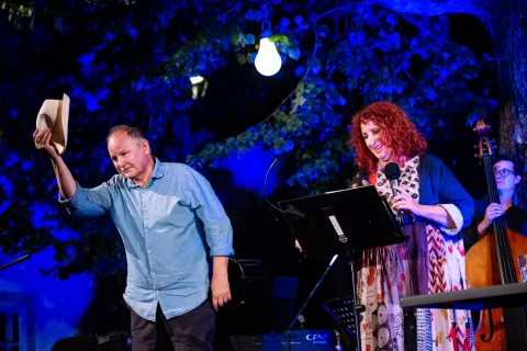 Glasbeni večeri pod grajsko lipo, Kontra-Alba: Vita Mavrič in Jani Kovačič / Foto: Primož Pičulin