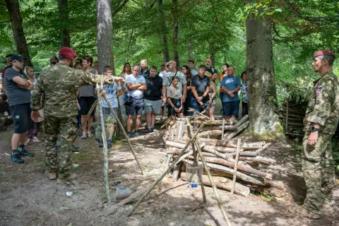 Zadnji dan tabora so pripravili dan za starše, kjer so jim na delovnih točkah pokazali, česa so se naučili. / Foto: Nik Bertoncelj