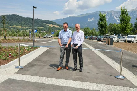 Parkirišče sta odprla blejski župan Anton Mežan ter direktor Gorenjske gradbene družbe Vido Jagodic. / Foto: Tina Dokl