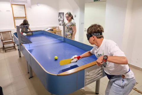 Še posebno jih je navdušil turnir v showdownu oziroma namiznem tenisu za slepe in slabovidne. / Foto: Tina Dokl