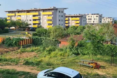 Cesta in parkiri&scaron;ča pri pokopali&scaron;ču