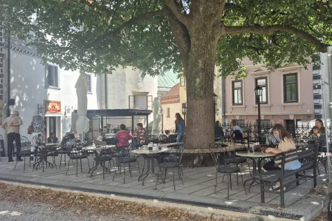 V filmu Manifesto so vrt kavarne Homan spremenili v pokopališče. / Foto: Klara Mrak