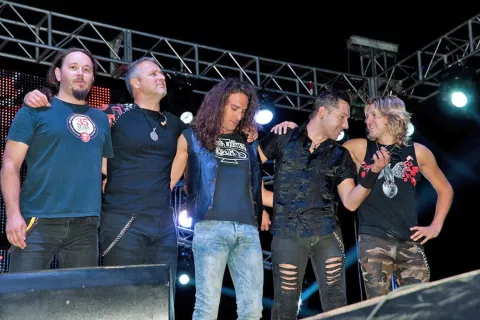 Starejši posnetek hrvaške »hard rock skupine« Thompson. Njen vodja in pevec Marko Perković je drugi z leve.  / Foto: Wikipedija