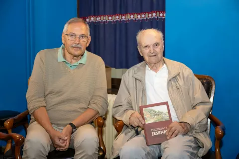 knjiga Razglednice z Jesenice portret Tone Konobelj in Dušan Prešern / Foto: Nik Bertoncelj