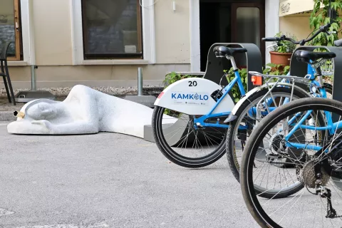 PARKirišče Veronika preurejena javna površina v okviru evropski projekt PopUpUrbanSpaces ob kavarni Veronika stojalo za kolesa Kamnik / Foto: Tina Dokl