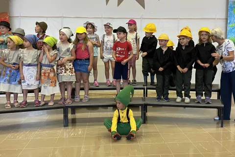 S predstavitve knjige v avli OŠ Ivana Tavčarja Gorenja vas. / Foto: Arhiv Vrtca