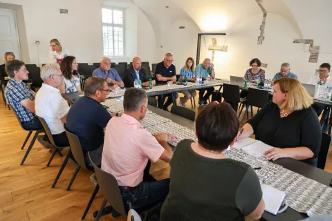 Po končanih terenskih obiskih se je minister sestal z župani in predstavniki občin. / Foto: Tina Dokl