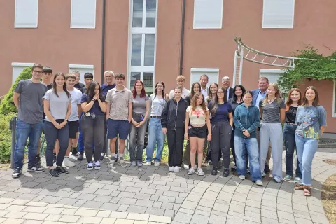 Udeleženci Poletne šole z direktorjem Mohorjeve dr. Karlom Hrenom, deželnim glavarjem dr. Petrom Kaiserjem in slovenskim poslancem v parlamentu dežele Furlanije in Julijske Krajine Markom Pisanijem. / Foto: Jože Košnjek