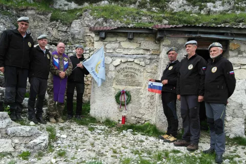 Delegacija Združenja vojaških gornikov Slovenije se je udeležila slovesnosti na gori Ortigaro. / Foto: arhiv združenja