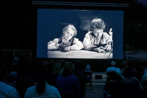 Prva projekcija na Filmskih večerih v arboretumu je bila tokrat digitalno restavrirana klasika slovenskega filma Kekec. / Foto: Tina Dokl