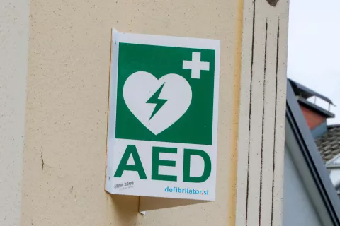 defibrilator AED Hrastje / Foto: Tina Dokl