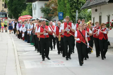 Sprevod skozi kraj: mPihalna godba Lesce, za njimi pa folklorniki FS KPD lesce / Foto: Alenka Brun