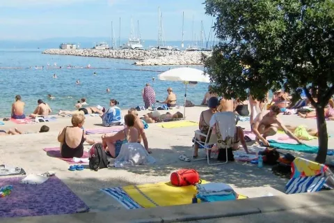 Izolska plaža je bila v petkovih dopoldanskih urah vabljiva. / Foto: Alenka Brun