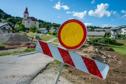 Vozišče je na območju Ledine v slabem stanju, na določenih mestih, predvsem na robu asfalta, so vidne mrežne razpoke kot posledica neustreznega spodnjega ustroja. / Foto: Nik Bertoncelj