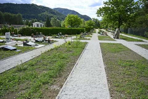 Na muslimanskem delu pokopališča na Blejski Dobravi so uredili prostor za dodatne grobove. / Foto: Nik Bertoncelj