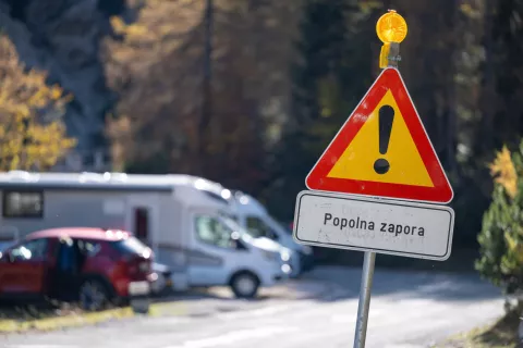 Zapora ceste je predvidena do 22. julija. Fotografija je simbolična. / Foto: Nik Bertoncelj