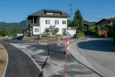 Gradnja prestavitve Pševske ceste v Stražišču / Foto: Primož Pičulin