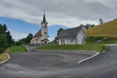 Novo parkirišče pri pokopališču v Stari Oselici / Foto: Jure Ferlan