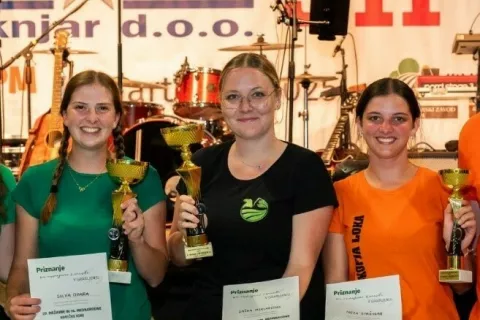 Najboljše tri grabljice: drugouvrščena Silva Opara (Mirna Peč), zmagovalka Saška Miklavžina (Šaleška dolina) in tretjeuvrščena Neža Stržinar (Škofja Loka) / Foto: Rok Rakun/ppr.si