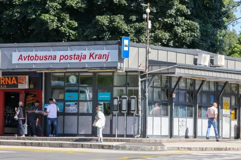 avtobusna postaja Kranj avtobus arriva / Foto: Tina Dokl