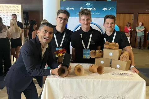 Leseni zvočniki so vzbudili veliko zanimanja na stojnici, tako da jim je uspelo tudi prodati nekaj kosov. / Foto: arhiv šole