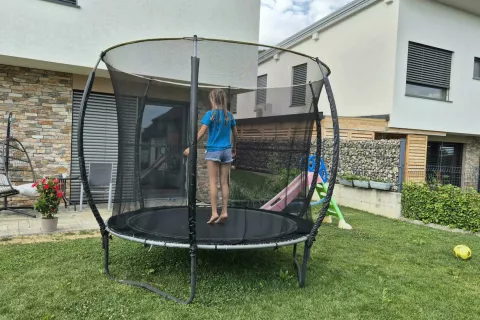 Da bi se izognili poškodbam, je treba upoštevati pravila varne uporabe trampolina. Med drugim velja, da naj na njem nikoli ne skače več kot ena oseba. / Foto: Ana Šubic
