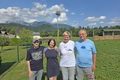 Uroš Petauer in Lea Štajer (levo) sta poskrbela, da se gnezdo Planinčevih (desno Helena in Vili) snema in dogajanje predvaja v živo. / Foto: Špela Šimenc