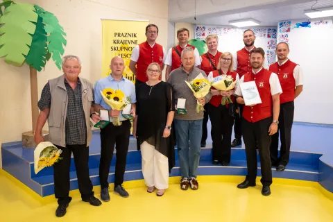 Proslava praznik krajevna skupnost Lescena fotografiji spodaj iz leve prejemniki priznanj KS LesceJanko Macuh, Matija Šmid, Špela Globočnik predsednica KS Lesce, Srečo Vidic (prevzel za brata Sandi Vidic) in (spredaj in zadaj) predsedniki Pihalni orkester Lesce / Foto: Nik Bertoncelj